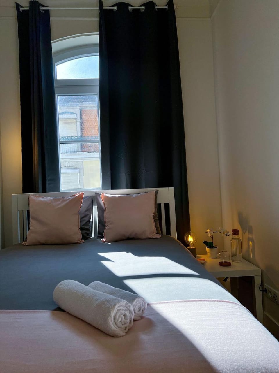 Bed, Bedroom, towels