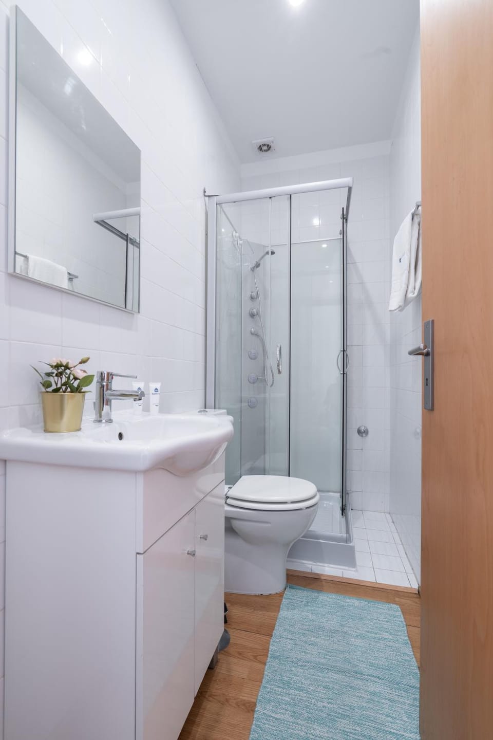 Shower, Toilet, Bathroom, towels