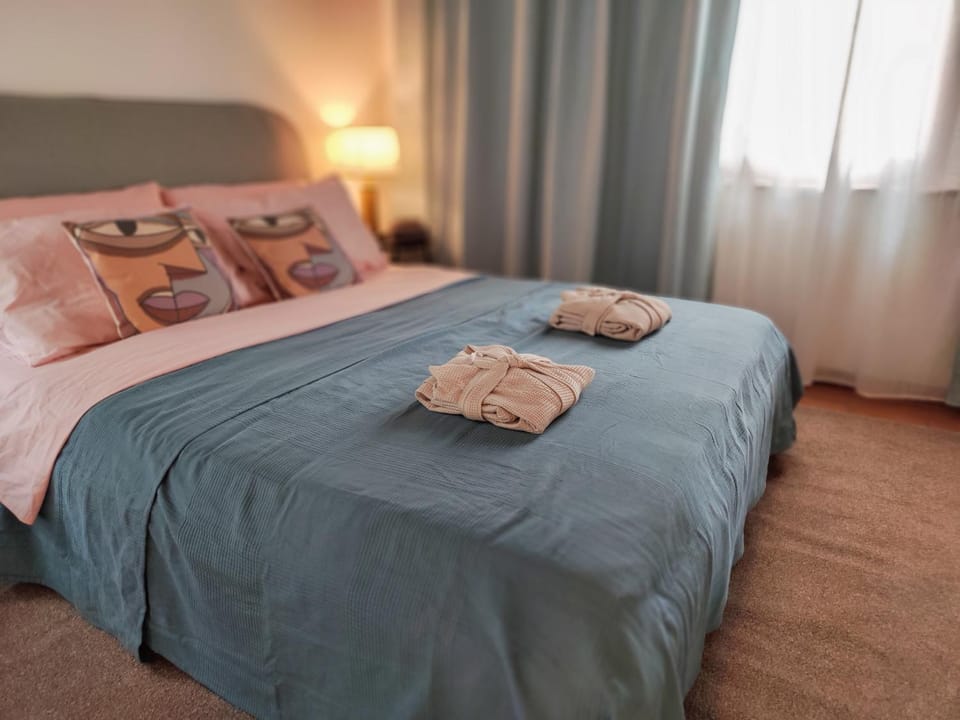 Photo of the whole room, Bedroom, towels