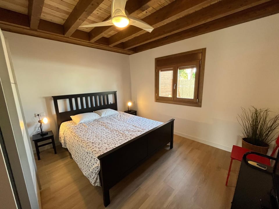 Bed, Photo of the whole room, Bedroom, fireplace