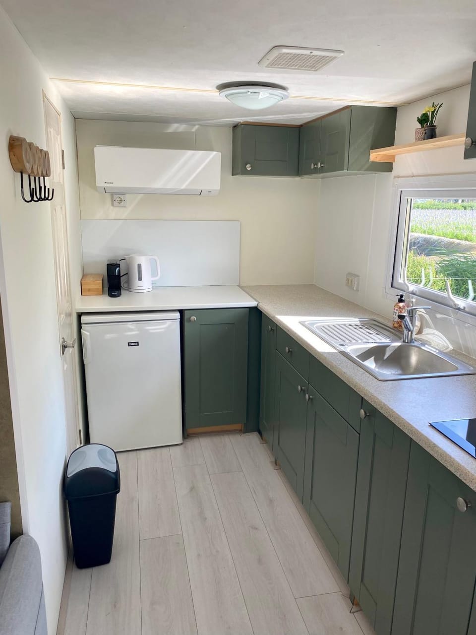 Coffee/tea facilities, Kitchen or kitchenette, kitchen, air conditioner