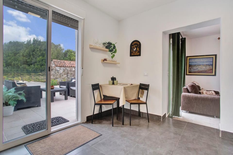 Communal lounge/ TV room, Coffee/tea facilities, Kitchen or kitchenette, Garden view