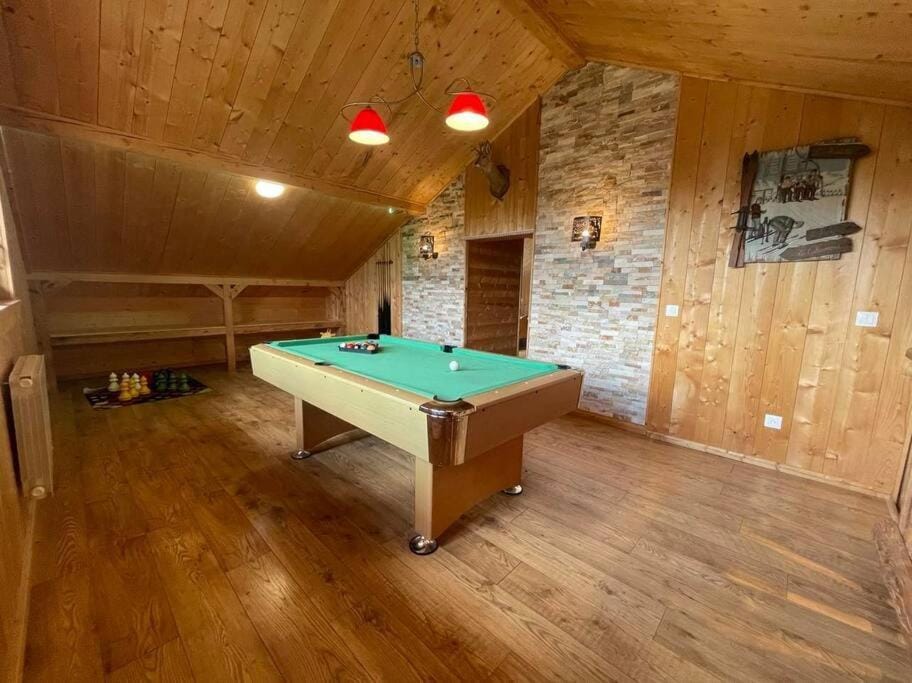 Billiard, Game Room