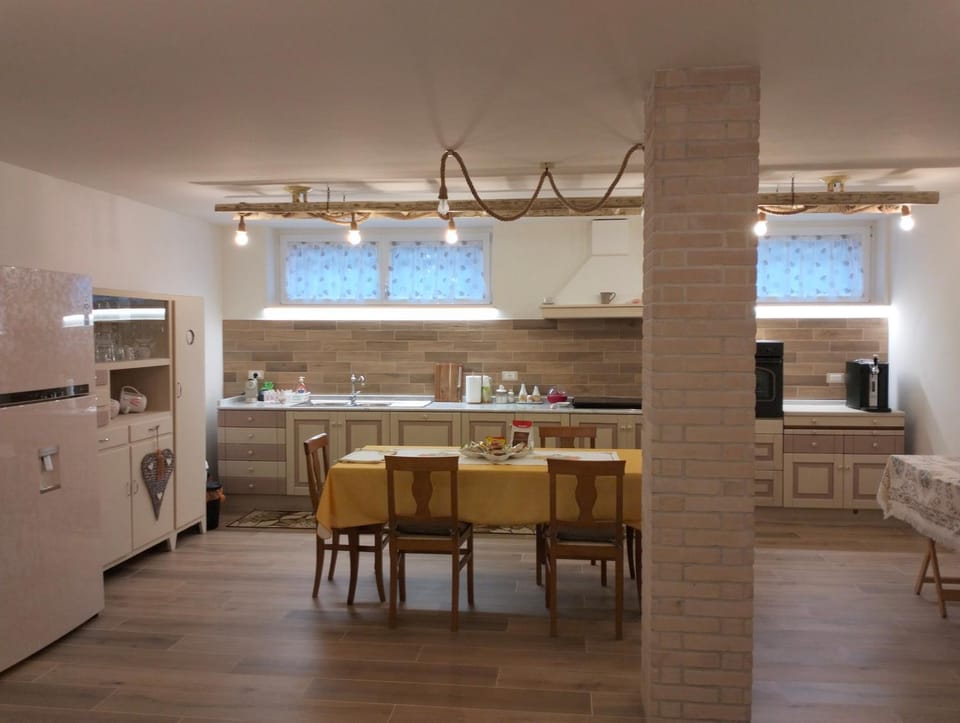 Kitchen or kitchenette, Dining area, dishwasher, pet friendly, stove