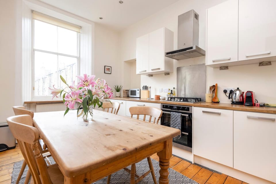 Kitchen or kitchenette, Dining area, minibar, pet friendly, stove