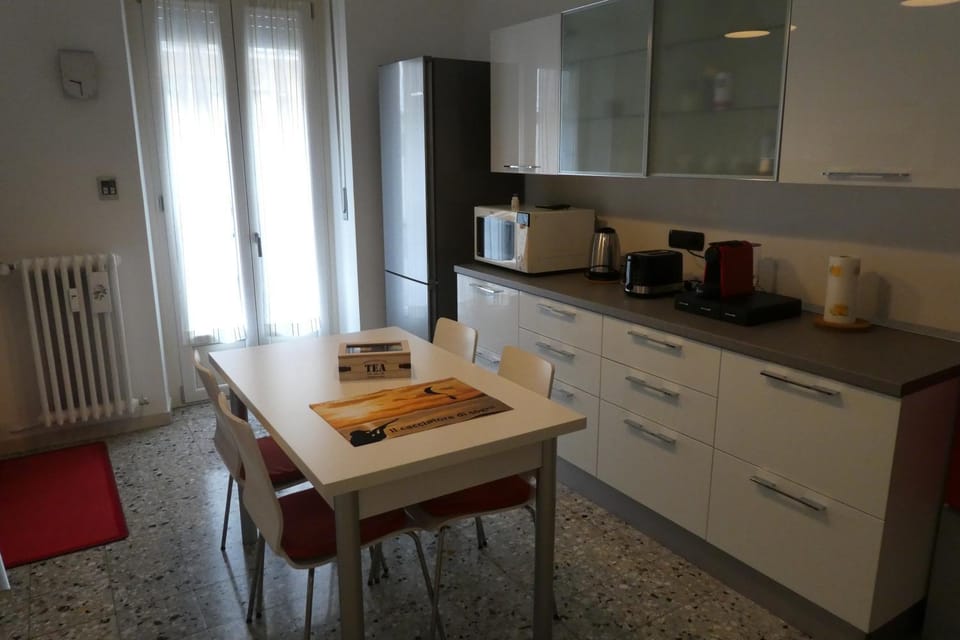 minibar, kitchen, kitchen