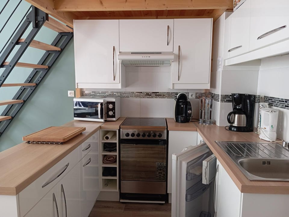 Coffee/tea facilities, Kitchen or kitchenette, oven, stove, toaster
