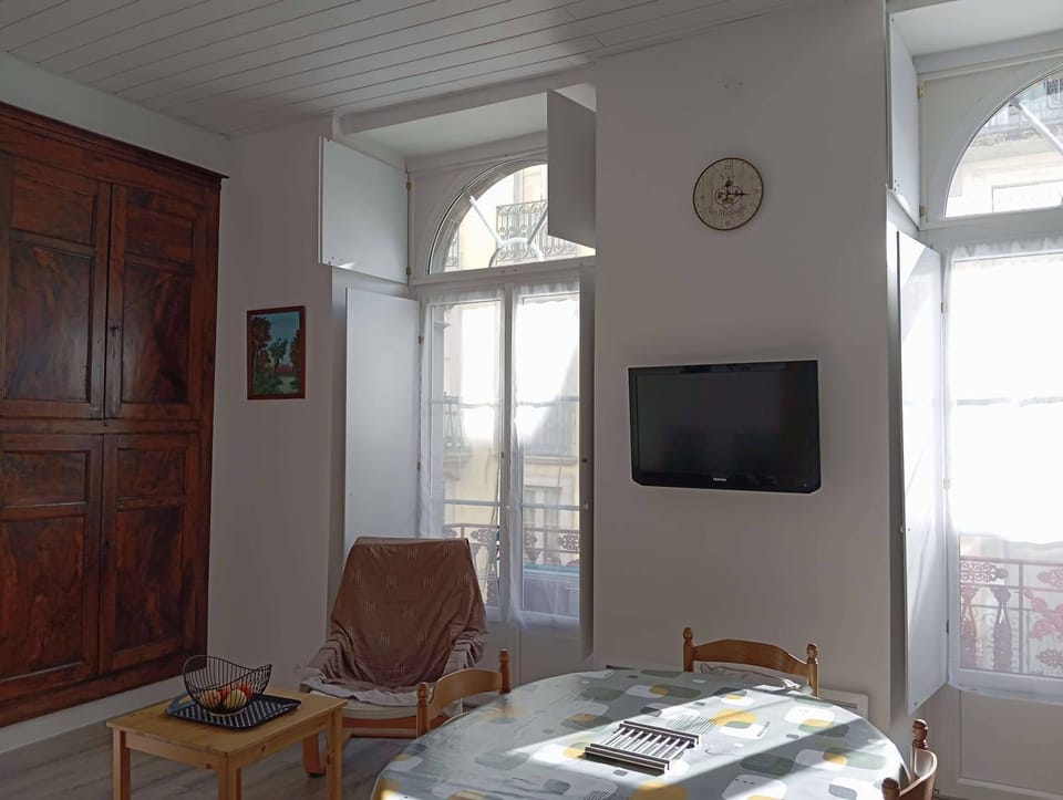 TV and multimedia, Living room, Dining area