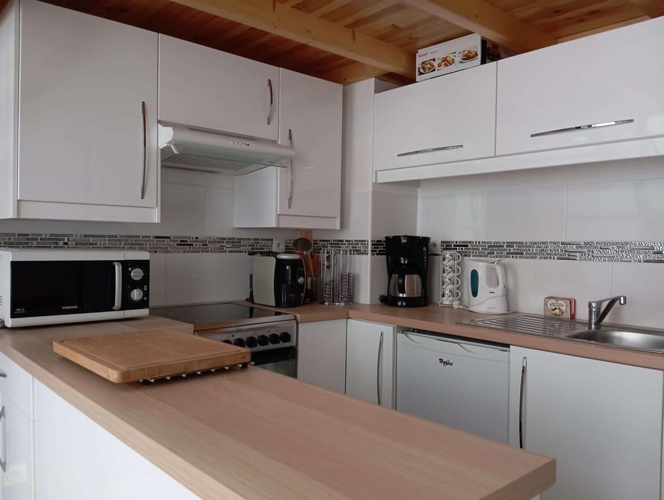 Coffee/tea facilities, Kitchen or kitchenette, microwave, oven, stove, toaster