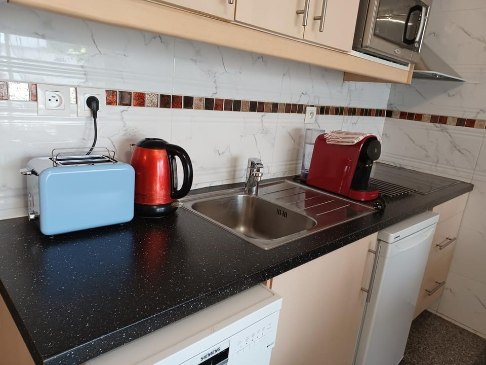 Coffee/tea facilities, Kitchen or kitchenette, dishwasher, minibar, stove, toaster
