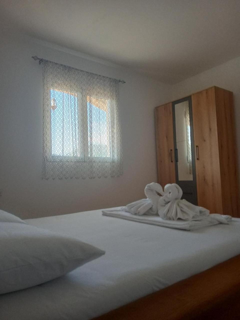 Bed, Bedroom, towels