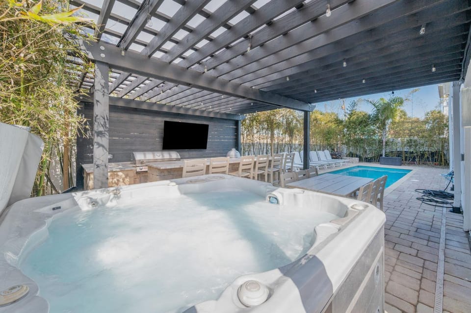 Natural landscape, Hot Tub, TV and multimedia, Swimming pool