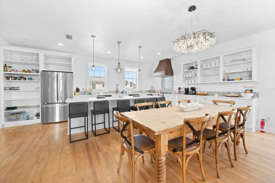 Kitchen or kitchenette, Dining area