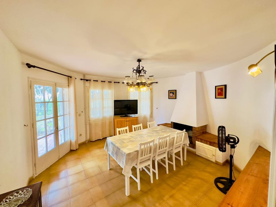 TV and multimedia, Seating area, Dining area, flat iron