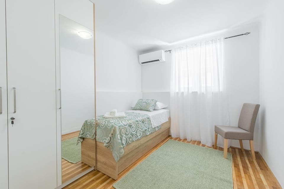 Bed, Bedroom, towels, air conditioner