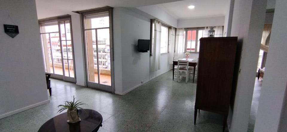 TV and multimedia, Kitchen or kitchenette, Living room, Seating area, Dining area