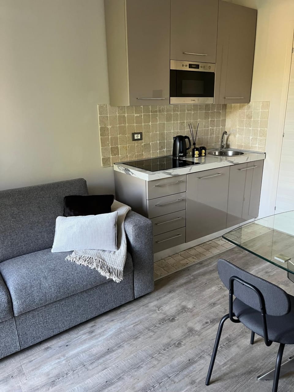 Decorative detail, Seating area, Dining area, minibar, stove