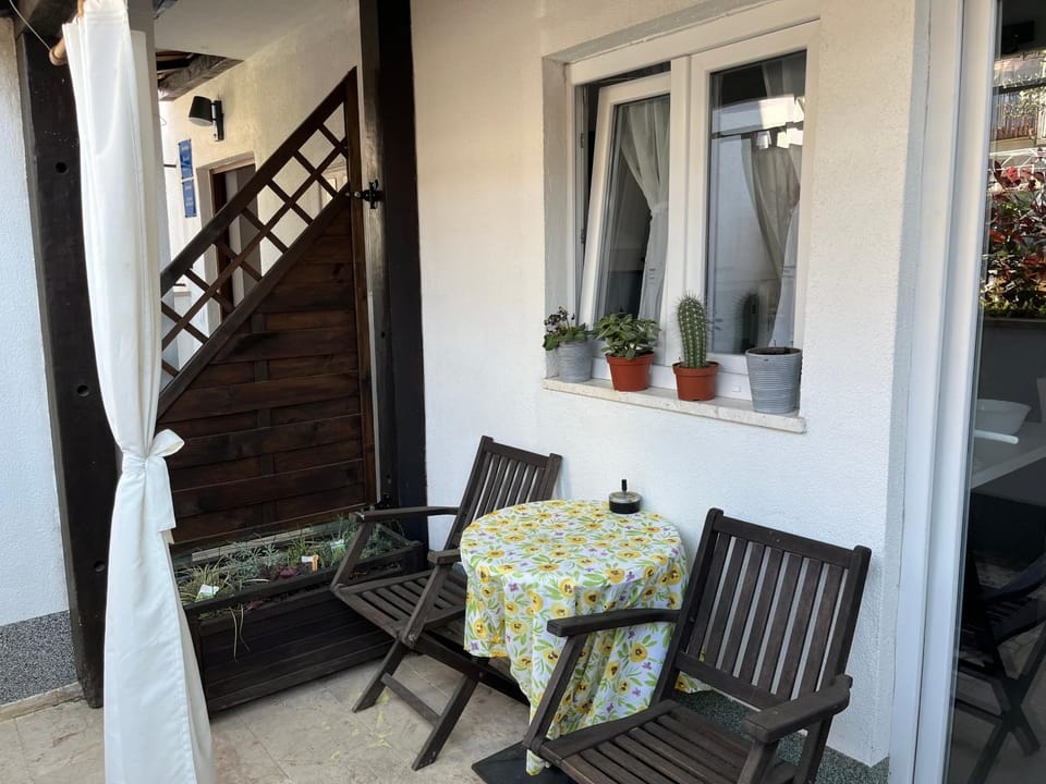 Cozy Apartment with Free Parking near Verudela Beaches & Marina - ANGELS ANNA Apartment in Pula