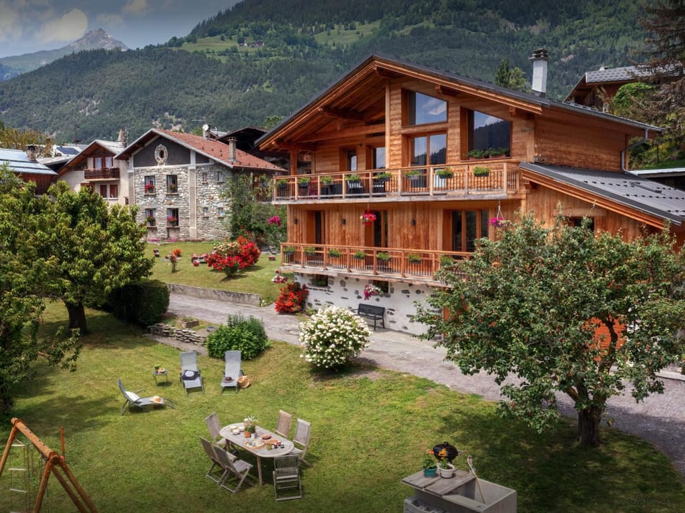 Property building, Day, Natural landscape, Summer, Garden, Garden view, Mountain view