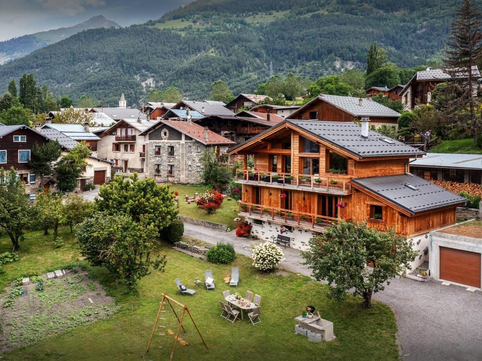 Property building, Day, Natural landscape, Summer, Garden, Garden view, Mountain view