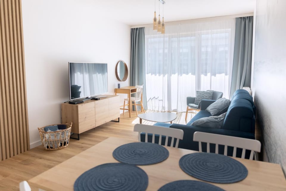TV and multimedia, Living room, Photo of the whole room, Seating area, Evening entertainment