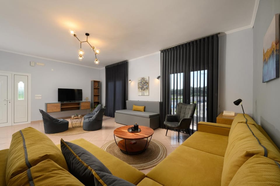 TV and multimedia, Living room, Seating area, Evening entertainment
