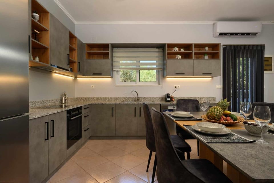 Kitchen or kitchenette, Dining area, dishwasher, oven