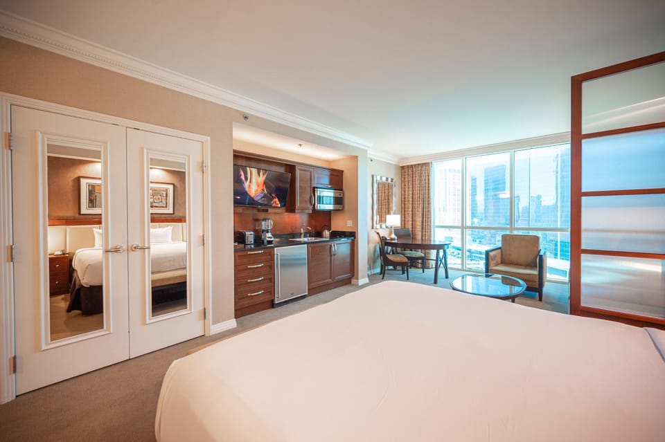 Bed, TV and multimedia, Kitchen or kitchenette, Photo of the whole room, Dining area, Bedroom