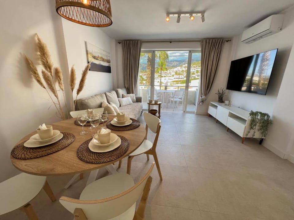 TV and multimedia, Living room, Seating area, Dining area