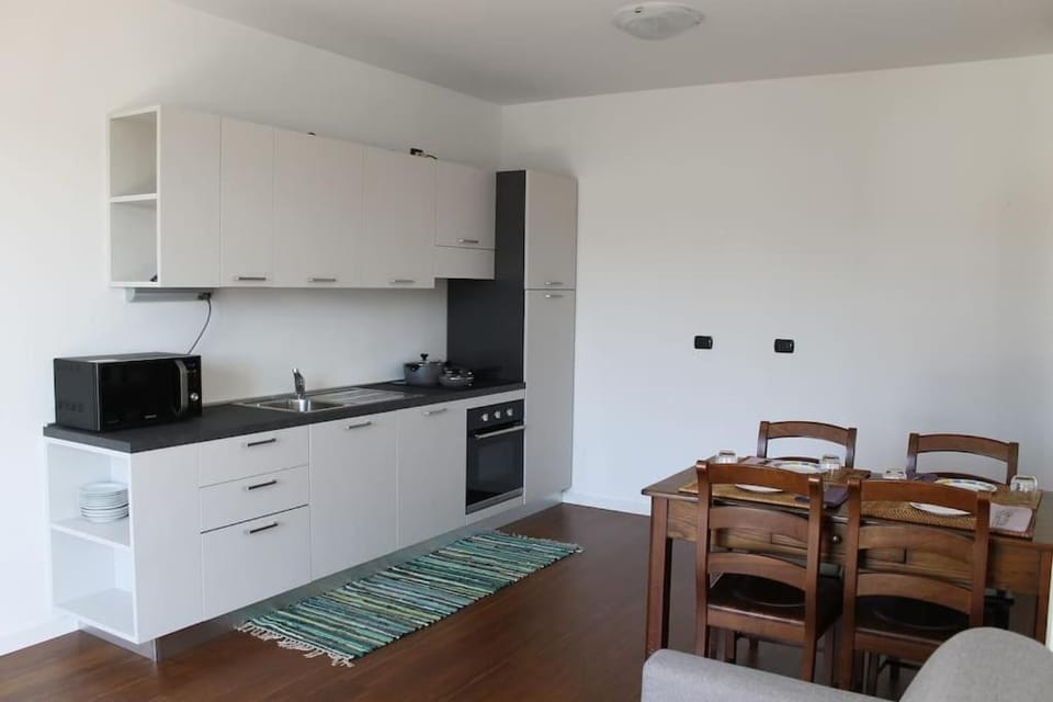 Kitchen or kitchenette, Dining area, minibar, pet friendly