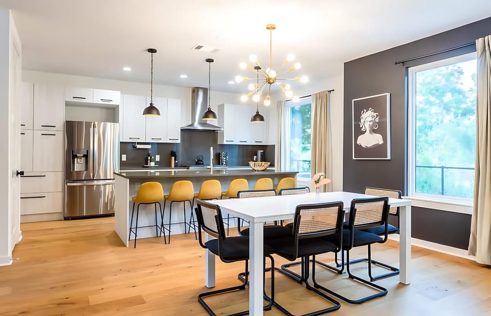 Kitchen or kitchenette, Dining area