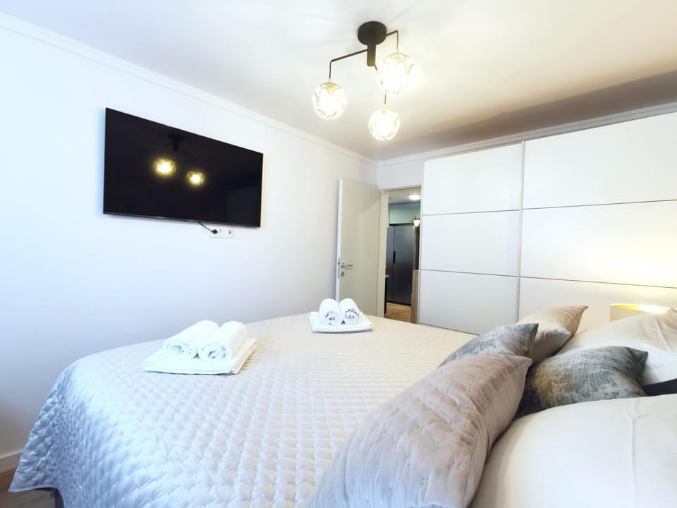 Bed, TV and multimedia, Photo of the whole room, Bedroom, towels