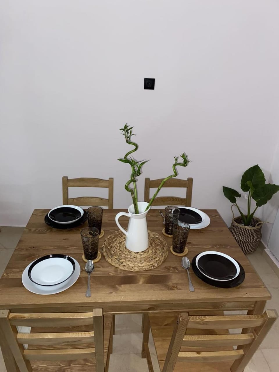 Property building, Food and drinks, Decorative detail, Dining area, On site, Food, Guests