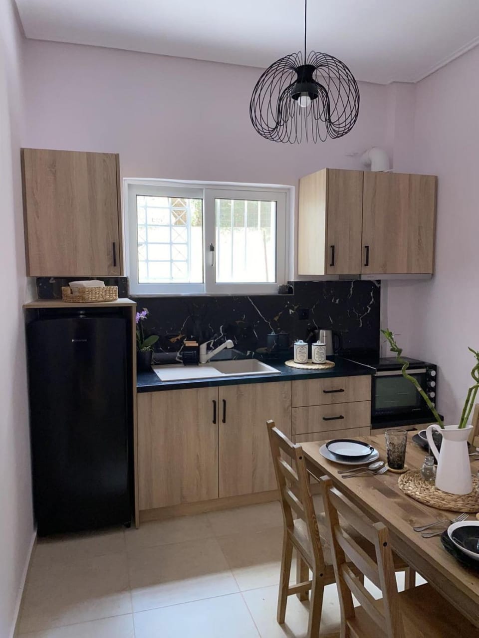 Property building, Coffee/tea facilities, Kitchen or kitchenette, Decorative detail, Dining area, On site, Area and facilities, minibar