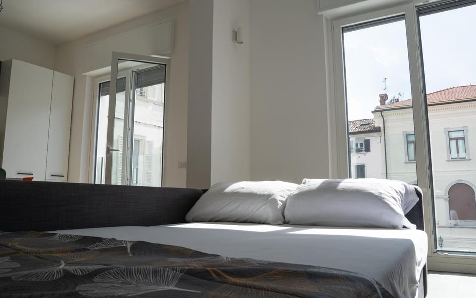 Bed, TV and multimedia, Living room, air conditioner