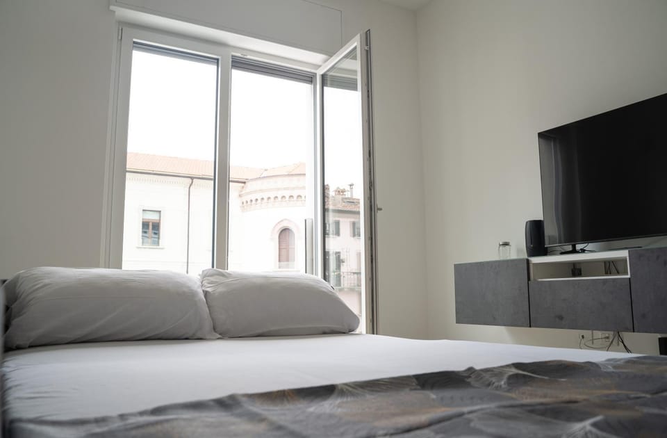 Bed, TV and multimedia, Living room, Evening entertainment, air conditioner