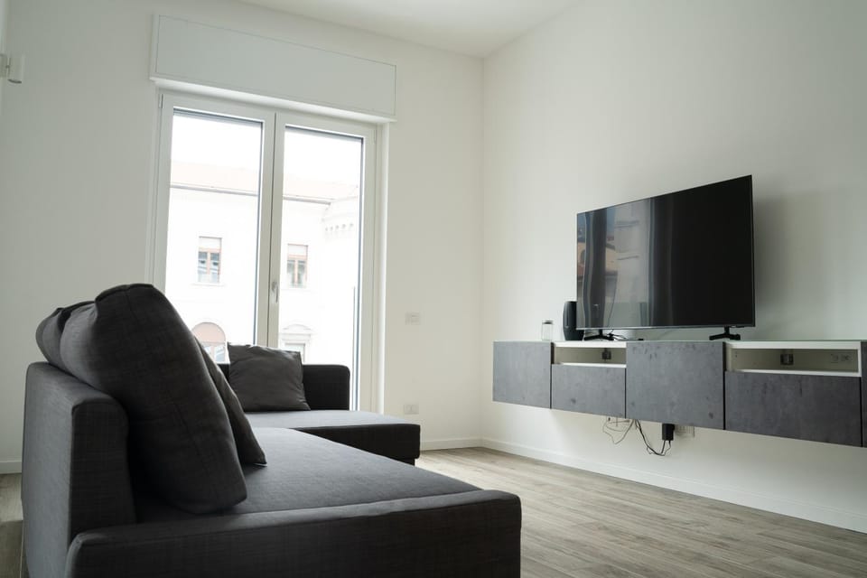 TV and multimedia, Living room, Seating area, Evening entertainment, air conditioner