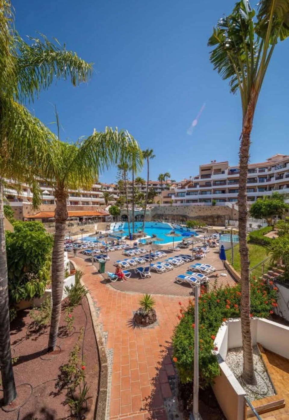 Swimming pool, sunbed