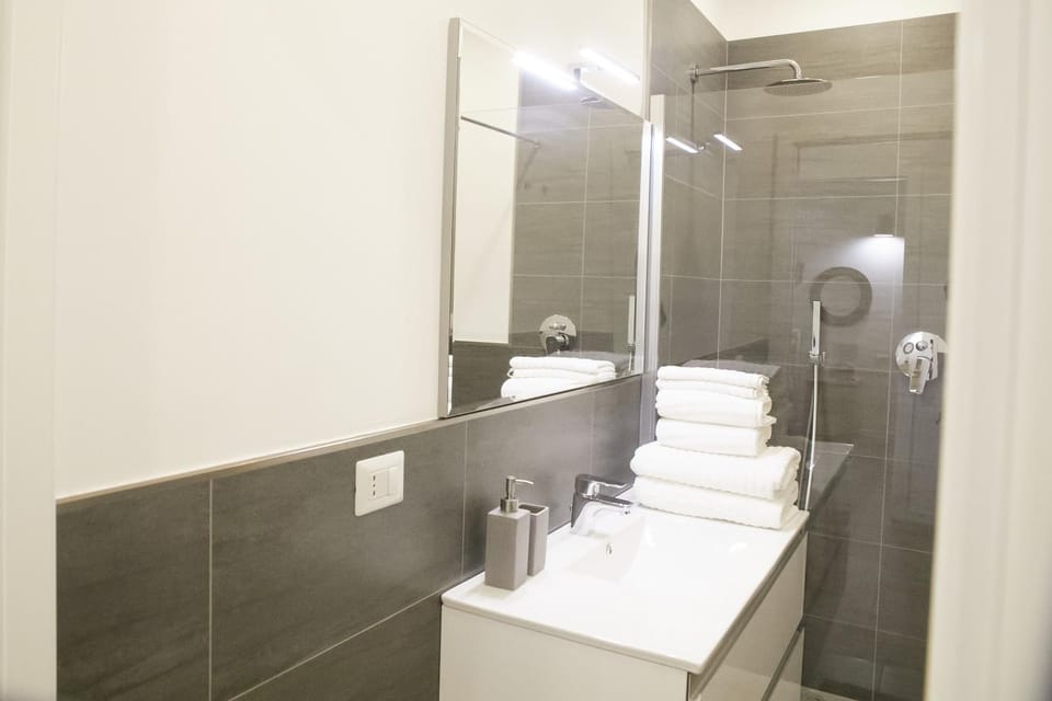 Shower, Bathroom, towels