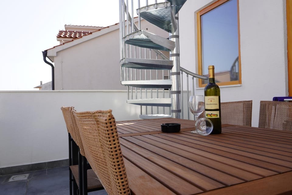 View (from property/room), Balcony/Terrace, Food and drinks, Dining area, Drinks