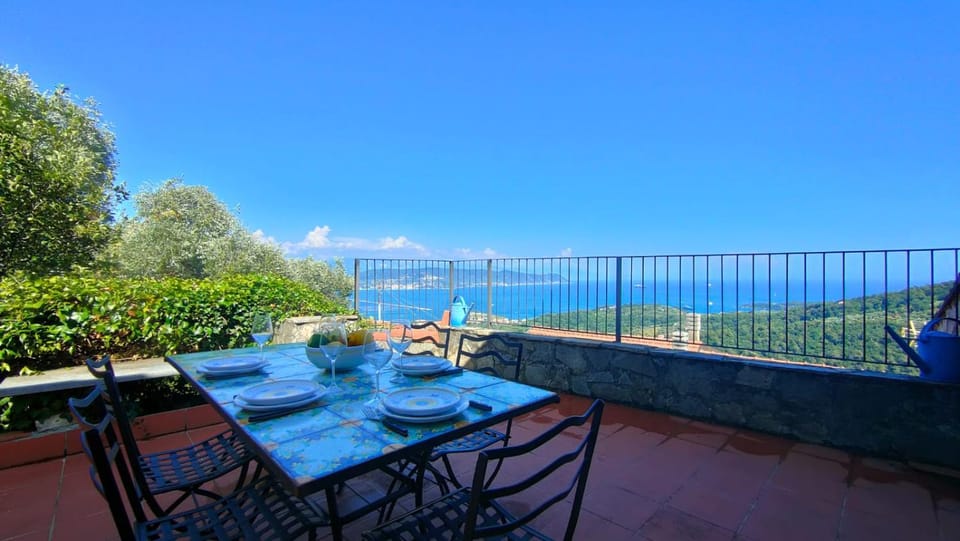 Natural landscape, View (from property/room), Balcony/Terrace, Dining area, Garden view, Sea view