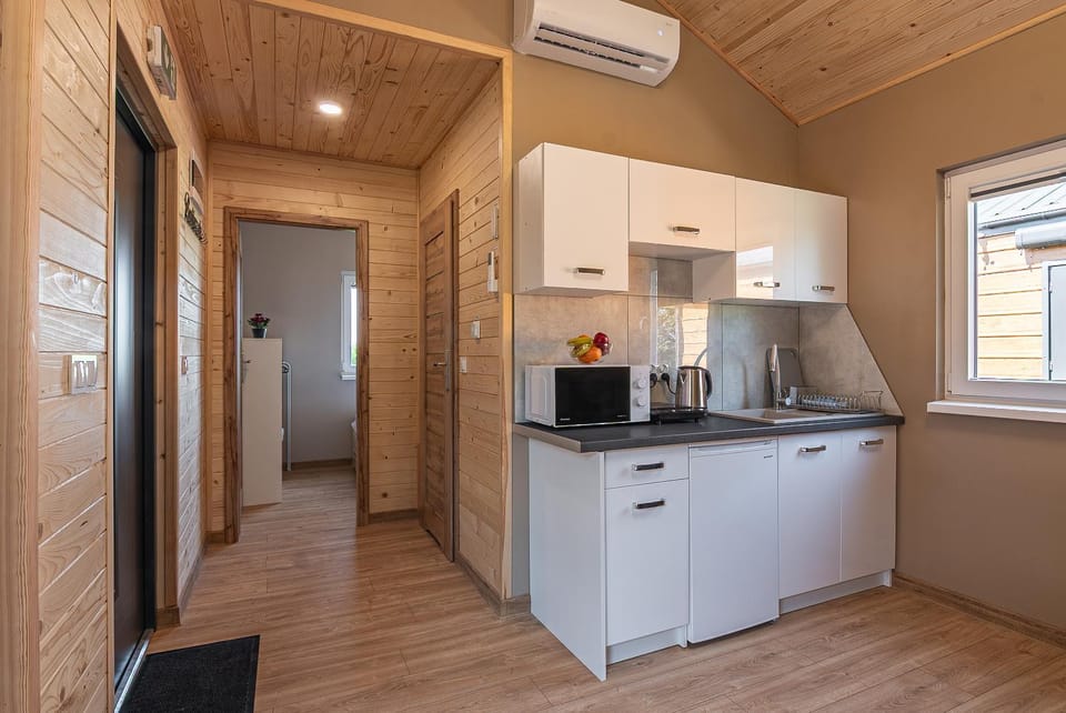 Kitchen or kitchenette, air conditioner