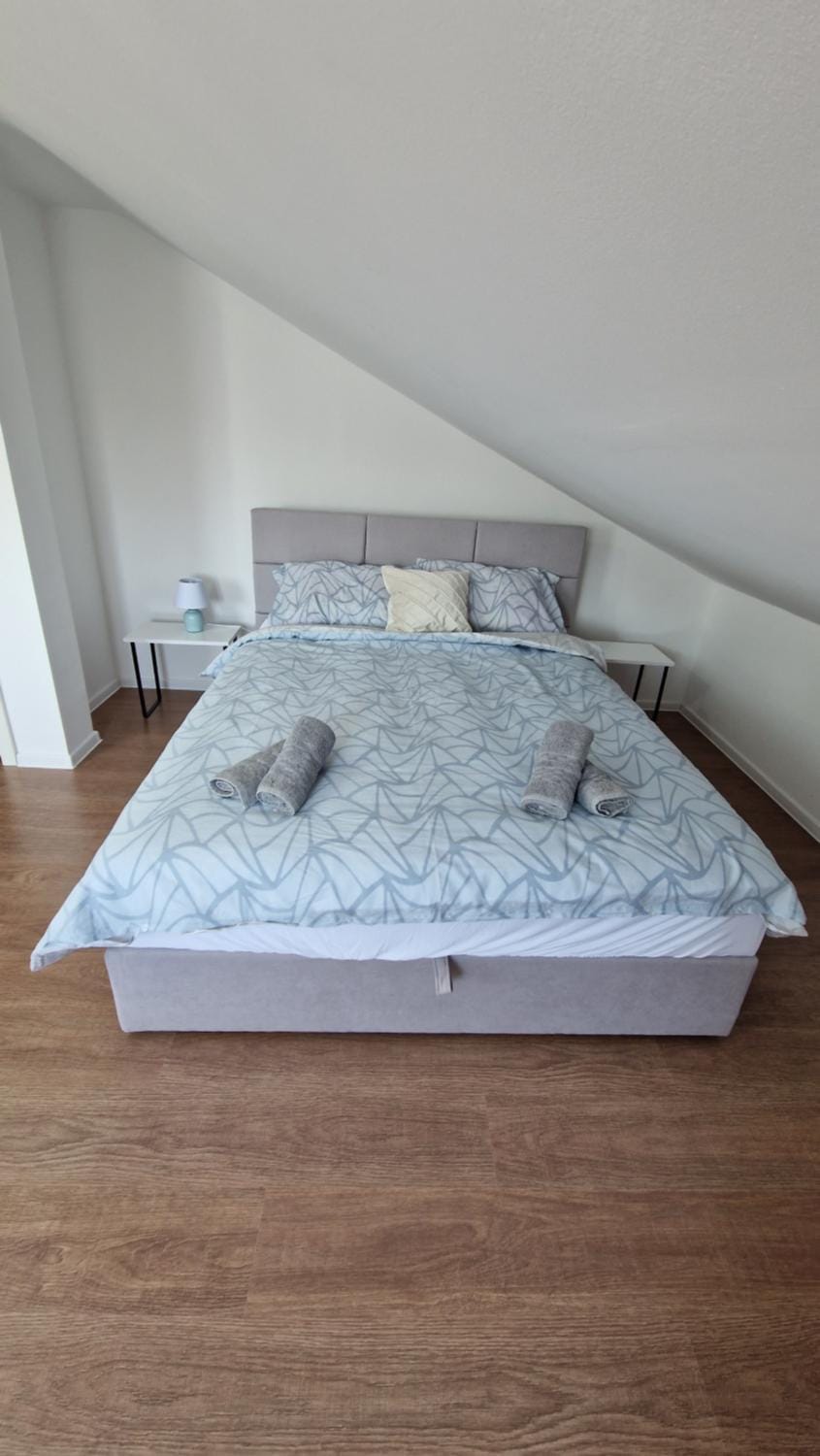 Bed, Bedroom, towels