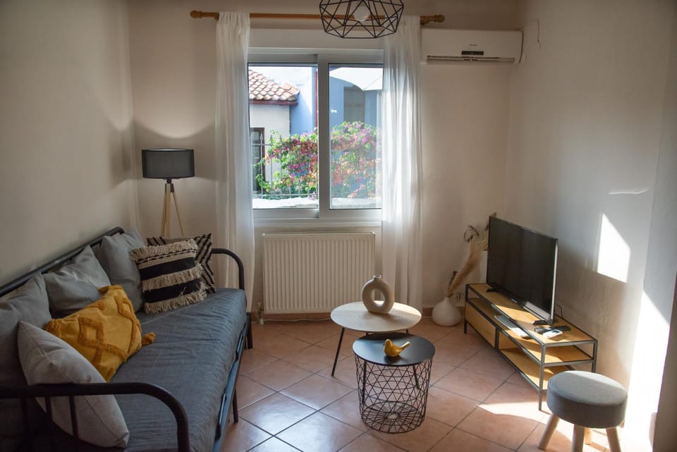 TV and multimedia, Living room, Seating area, air conditioner