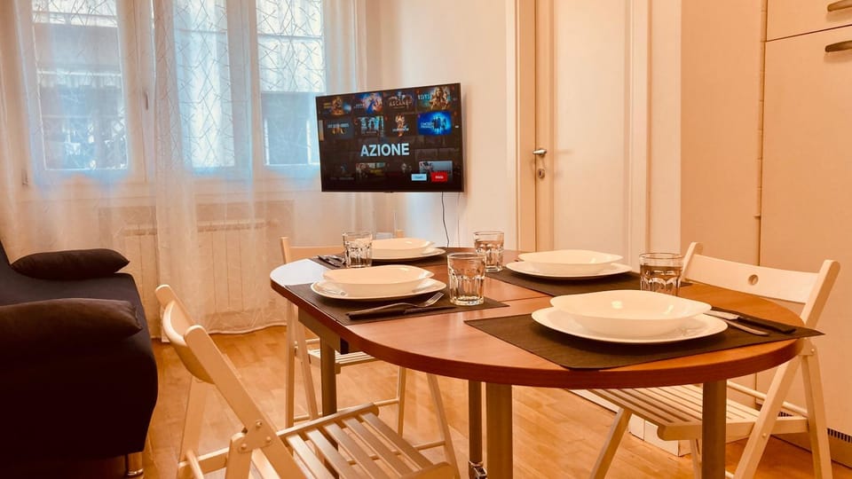 TV and multimedia, Living room, Seating area, Dining area