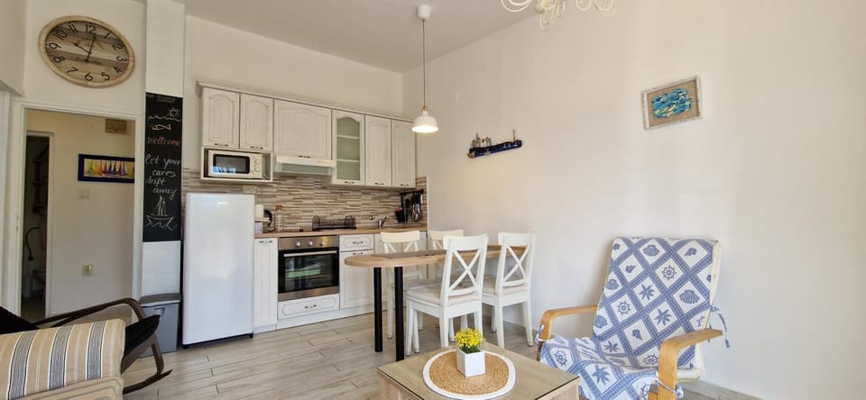 Kitchen or kitchenette, Living room, oven, stove