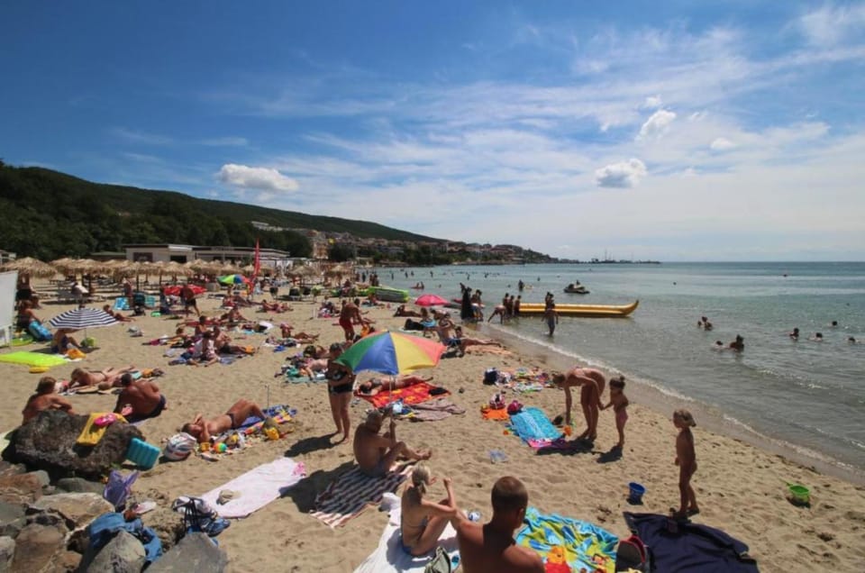 Day, People, Natural landscape, Beach, Mountain view, Sea view