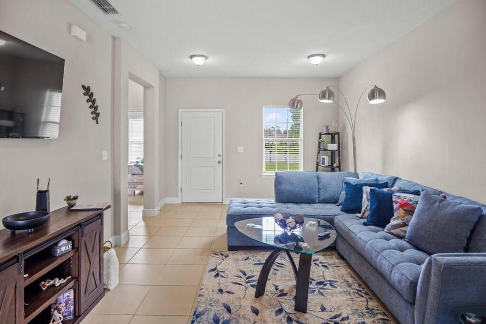 TV and multimedia, Living room, Seating area, Evening entertainment