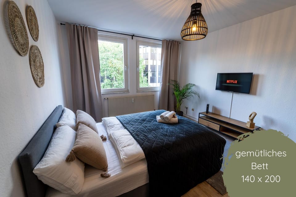 Bed, TV and multimedia, Decorative detail, Decorative detail