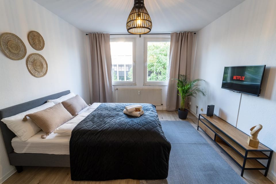 Bed, TV and multimedia, Decorative detail, Decorative detail, hair dresser
